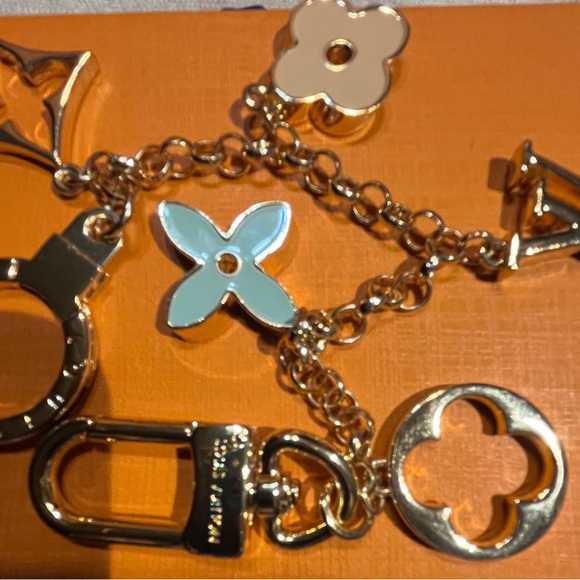 ✨❣️NWOT AUTHENTIC LOUIS VUITTON KEYCHAIN/CHARM! Beautiful!✨❣️ - Picture 2 of 13